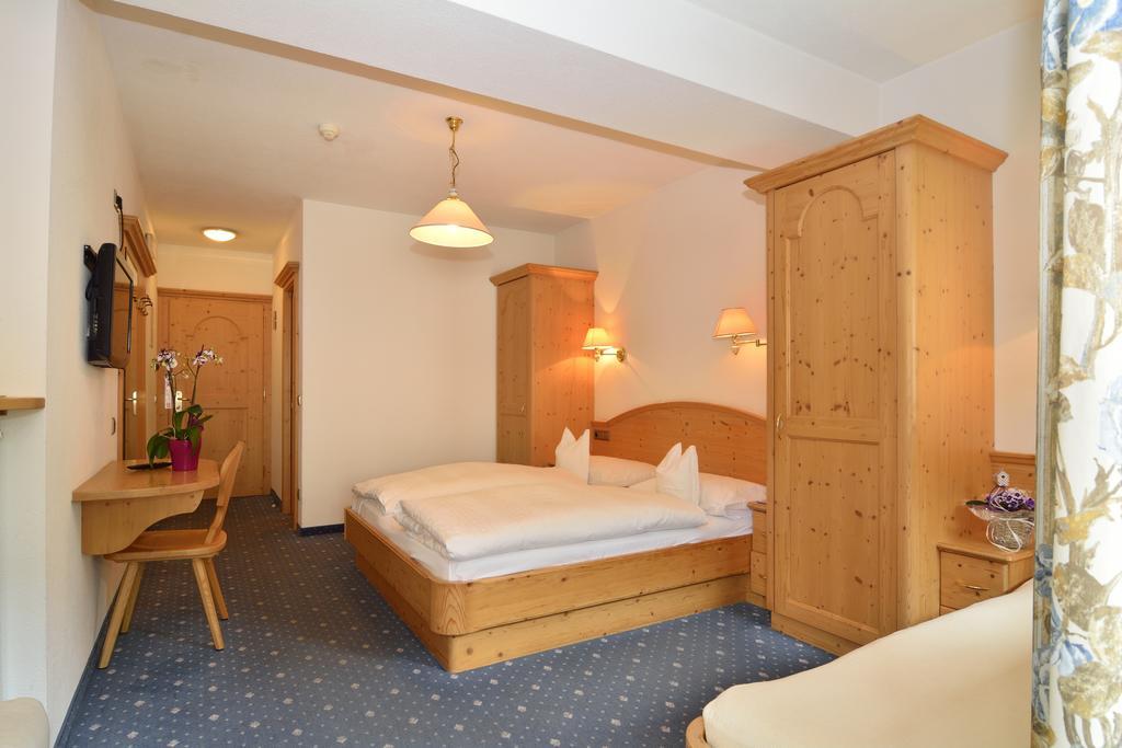 Hotel Silvana Селва ди Вал Гардена Стая снимка