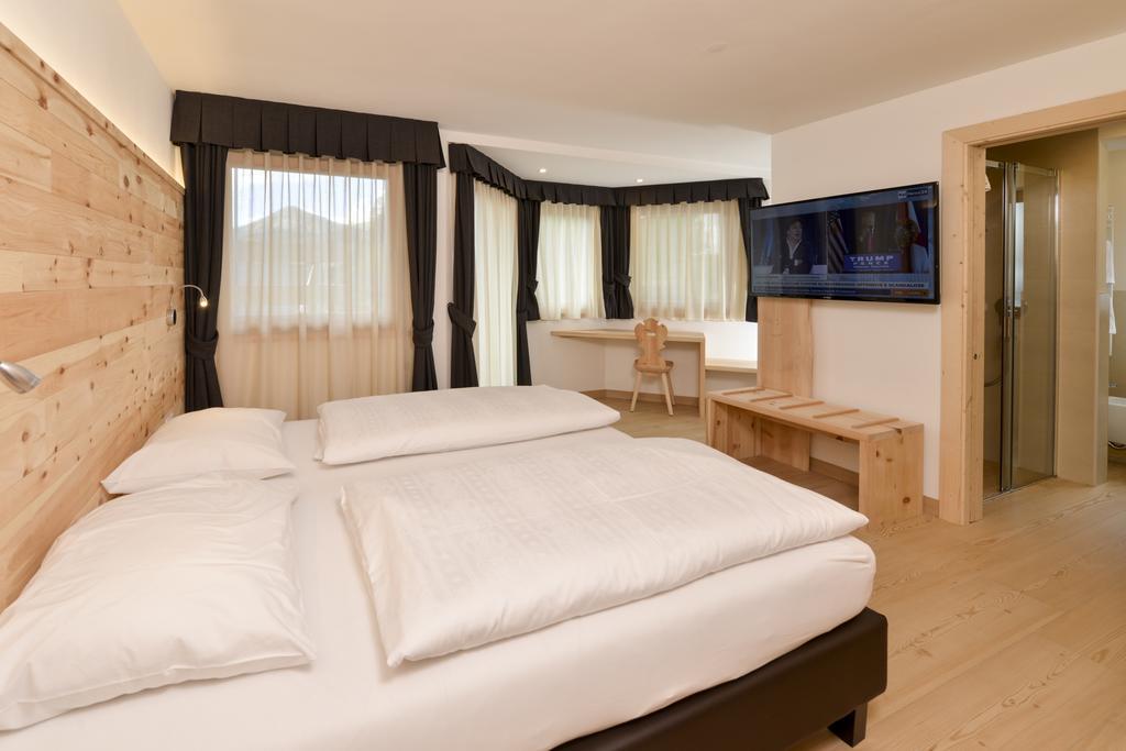 Hotel Silvana Селва ди Вал Гардена Екстериор снимка
